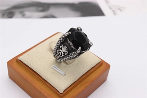 Detailaufnahme des gotischen Drachenkrallen-Rings mit großem schwarzen Edelstein