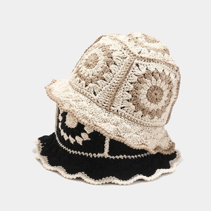 Handgemaakte gehaakte vissershoed met bloemenpatroon in beige en zwart voor dames