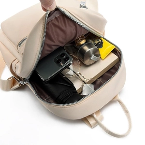 Großer Innenraum des beigefarbenen Nylon-Rucksacks mit viel Stauraum und Metallreißverschluss