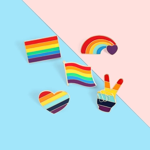 Σετ 5 καρφίτσες σμάλτου LGBTQ+ με σχέδια ουράνιο τόξο, γέφυρα, καρδιά και σημαίες σε παστέλ