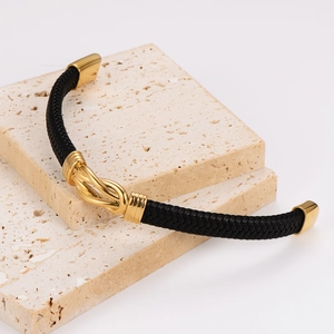 Bracelet pour homme en cuir tressé noir avec élément en métal doré et fermoir magnétique
