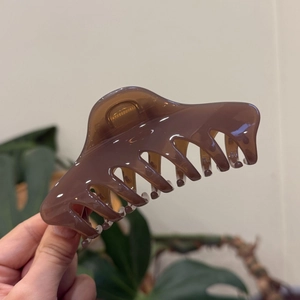 Macro shot of 12cm coffee brown translucent claw clip with engraved EMILE logo detail