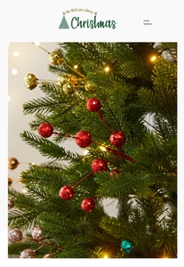 Nahaufnahme glitzernder goldener Beerenstiele an einem festlichen Weihnachtsbaum