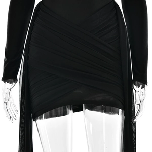 Détail de la mini robe moulante noire avec fronces et drapé en maille transparente latérale