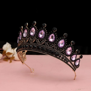 Dettaglio di corona barocca nera con cristalli viola e decorazioni in metallo scuro