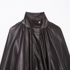 Giacca da aviatore in pelle marrone scuro da donna con collo alto, fibbia in metallo e pieghe