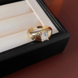 Makro-Detail eines goldenen Vintage-Rings mit Zirkonia und Seitensteinen in einer Schmuckbox