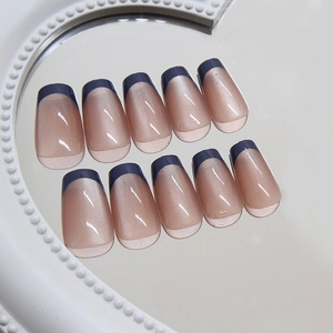 Faux ongles French œil de chat bleu foncé avec paillettes sur base miroir perlée