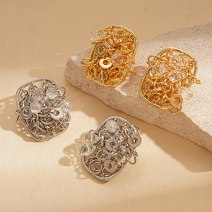 Boucles d'oreilles carrées dorées 18 carats avec chaînes métalliques et perles claires