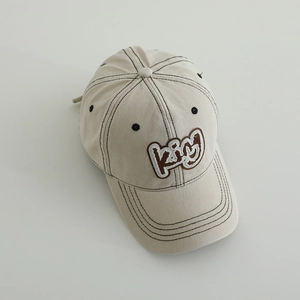 Child baseball cap in cream cotton with KING letter patch and contrast stitching