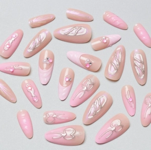Faux ongles amande luxe avec bordure argent 3D, strass roses et perles