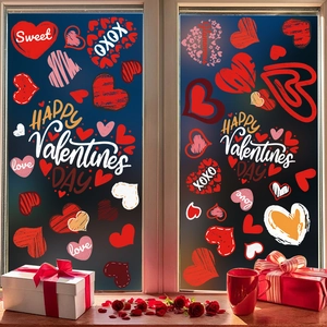 Nahaufnahme von rosa Herz-Statikstickern auf Fensterglas für die Valentinstag-Deko