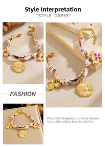 Détail du ruban en soie léopard tissé avec chaîne dorée et pendentifs floraux