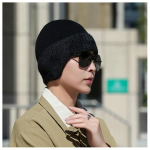 Détail du bonnet d'hiver pour hommes avec protège-oreilles et doublure en fausse fourrure