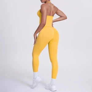 Detail von gelbem Halter-Sport-BH und High-Waist-Leggings mit Peach-Lift-Effekt