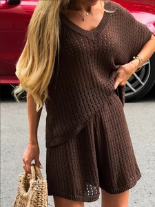 Ensemble en tricot marron foncé pour femme avec haut évidé à col en V et short assorti
