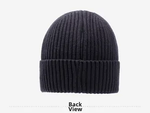 Vista dettagliata della trama a coste e del retro del cappello invernale in maglia