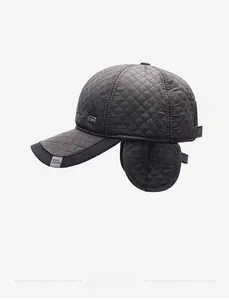 Dettaglio del cappello invernale con trama trapuntata e paraorecchie pieghevoli per calore