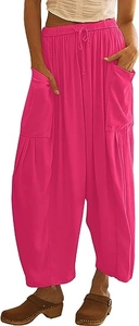 Détail du pantalon sarouel rose rouge avec taille élastique à cordon et grandes poches