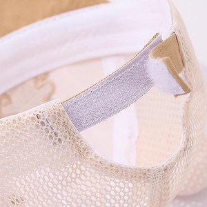 Atmungsaktive Baby-Netzkappe mit verstellbarem Klettverschluss in hellem Beige