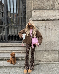 Streetstyle-look van een bruine gewatteerde jas met luipaardbroek en warme laarzen