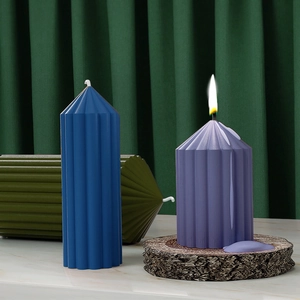 Set di candele profumate a colonna a coste blu, viola e verdi dal design geometrico minimalista