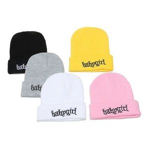Berretti in maglia Babygirl in cinque colori tra cui nero grigio bianco e rosa