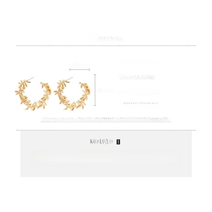 Detail view of 5.5cm golden leaf hoop earrings with S925 silver needles and dimensions