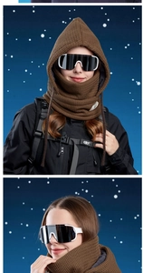 Détail d'une cagoule d'hiver marron café avec doublure chaude et cordons réglables