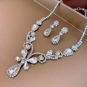 Elegante set di gioielli in argento con collana floreale scintillante e orecchini a goccia