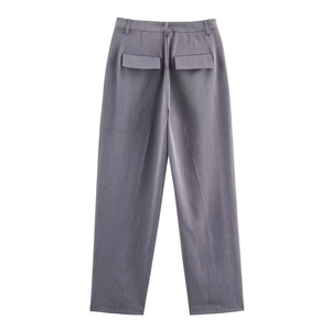 Détail du pantalon de costume gris avec rabats de poches arrière et coupe droite classique
