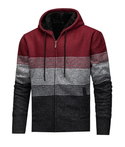 Dettaglio del cardigan con cappuccio da uomo con strisce rosse e grigie e polsini a coste