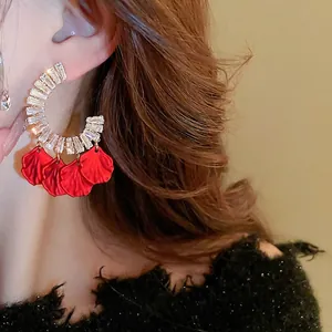 Élégantes boucles d'oreilles en argent en forme de C avec pétales rouges et zircons