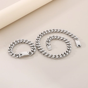 Détail de l'ensemble collier et bracelet gourmette 13mm en acier titane poli argenté