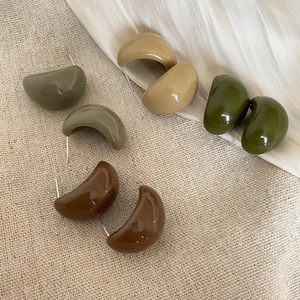 Set of four C-shaped resin stud earrings in olive green, beige, dark green and brown