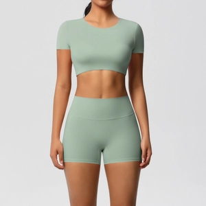 Detail der hoch taillierten Yoga-Shorts und Crop-Top-Set in weichem Minzgrün