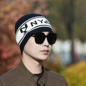 Bonnet en tricot bleu marine pour hommes avec rayures blanches et motif DNY d'hiver