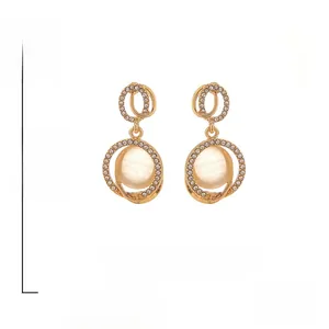 Détail de boucles d'oreilles opale vintage avec tiges en argent S925 et dimensions
