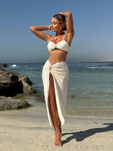 Ensemble bikini blanc 3 pièces avec jupe longue en maille et ornements étoile de mer dorée