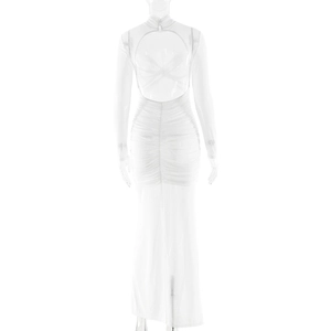 Détail de la robe en maille blanche avec design froncé et découpe dos nu élégante