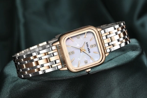 Détail du cadran carré en nacre avec cristaux et bracelet bicolore argent et rose doré