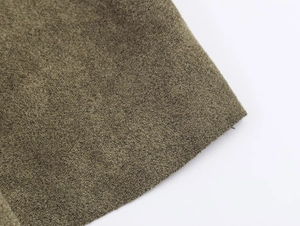 Nahaufnahme von olivgrünem Wildlederimitat mit körniger Textur und Stoffdicke