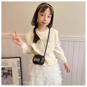 Detail of a girls' mini crossbody bag featuring a cute bow and faux pearl handle accent