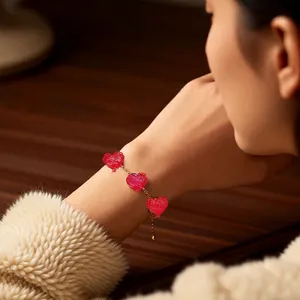 Bracelet style français plaqué or 18k avec breloques cœur rouge pour bijoux femme