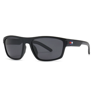 Lunettes de soleil TR rectangulaires noir mat avec détail rayé tricolore sur la branche