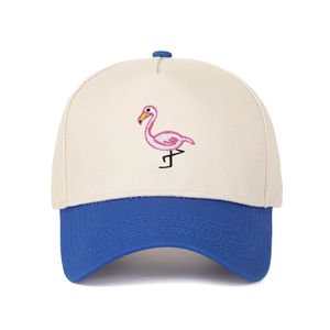Detail der Flamingo-Stickerei auf einer creme-blauen 5-Panel Trucker-Kappe für Damen