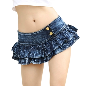 Détail d'une mini-jupe en jean bleu foncé avec volants superposés et boutons dorés