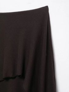 Detailaufnahme der dunkelbraunen weichen Strickstoffstruktur mit vertikalem Webmuster