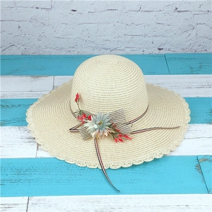 Detailansicht eines cremefarbenen Sonnenhutes mit Blumenakzenten und Wellenrand-Textur