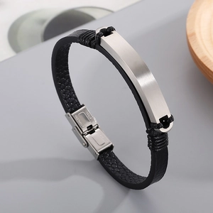 Detailansicht eines geflochtenen Lederarmbands mit gebürsteter Edelstahlplatte in Silber